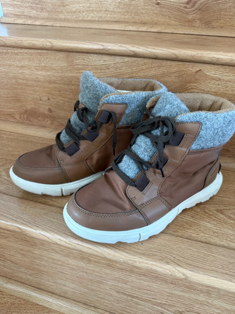 Sorel women’s 8 explorer carnival boots Brown Gray Wool Collar